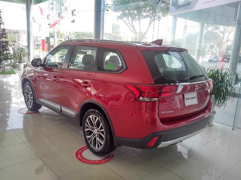 Cần bán xe Mitsubishi Outlander sản xuất 2017, màu đỏ, xe nhập-4