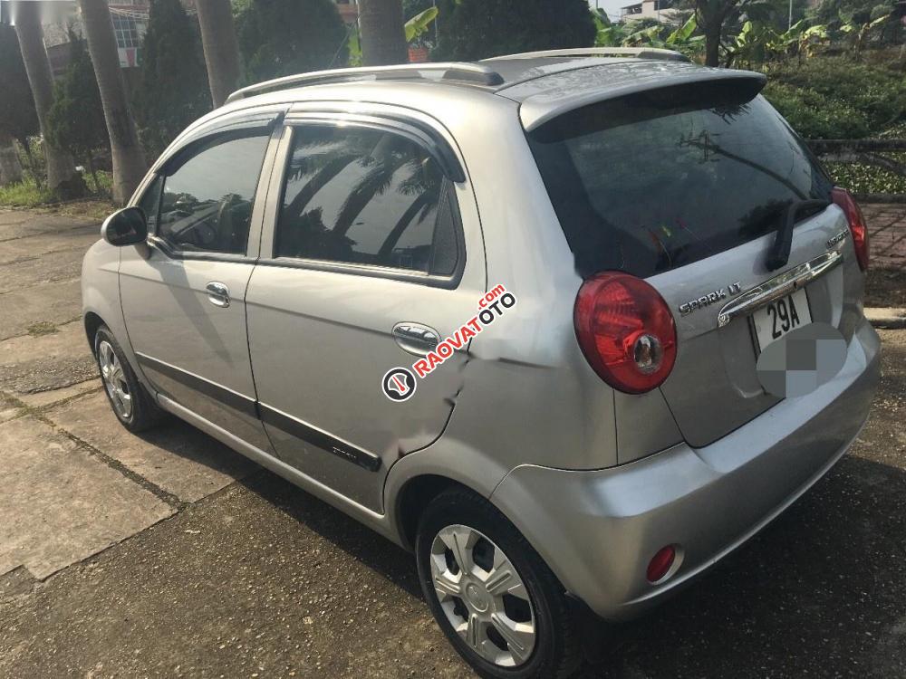 Bán Chevrolet Spark đời 2011, màu bạc như mới, giá tốt-6