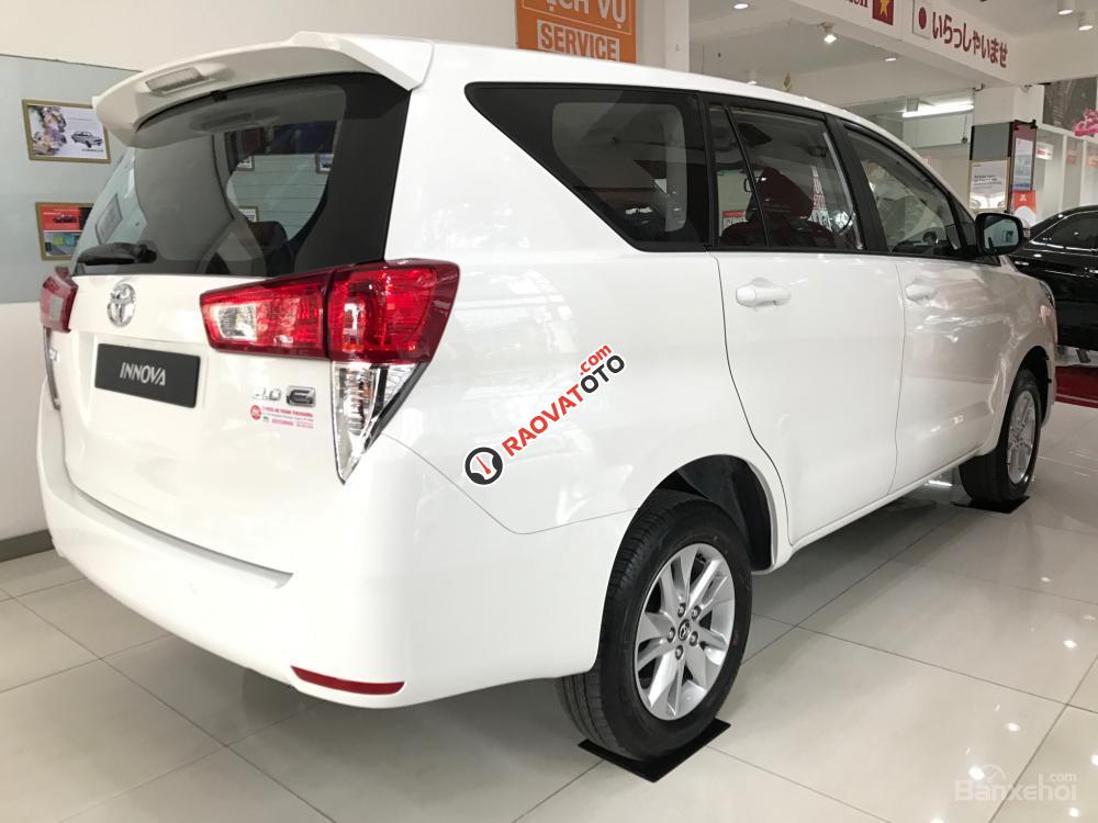 Bán Toyota Innova 2.0E đời 2017, màu trắng-4