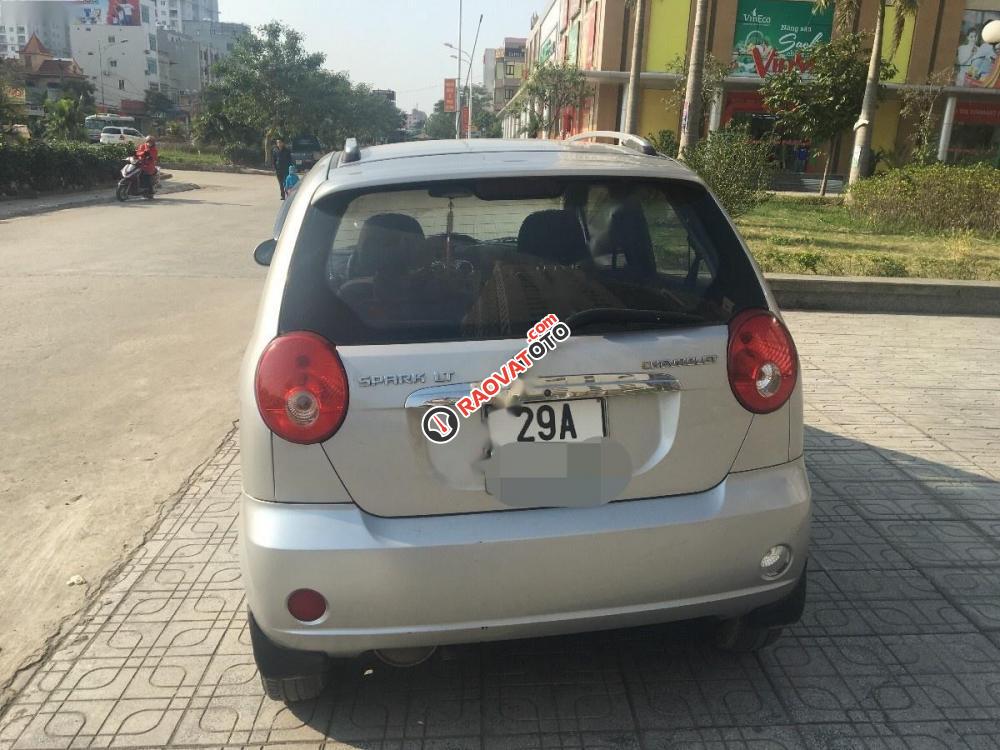 Bán Chevrolet Spark đời 2011, màu bạc như mới, giá tốt-2