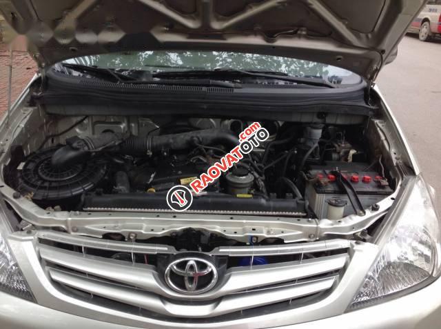 Cần bán xe Toyota Innova 2.0G đời 2011, màu bạc chính chủ, giá chỉ 410 triệu-2