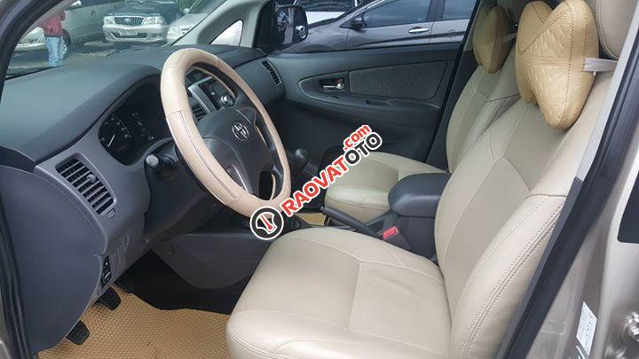 Cần bán chiếc Innova E 2013 số sàn màu vàng cát chính chủ, lăn bánh 46.000km, nội thất màu xám cực đẹp-3