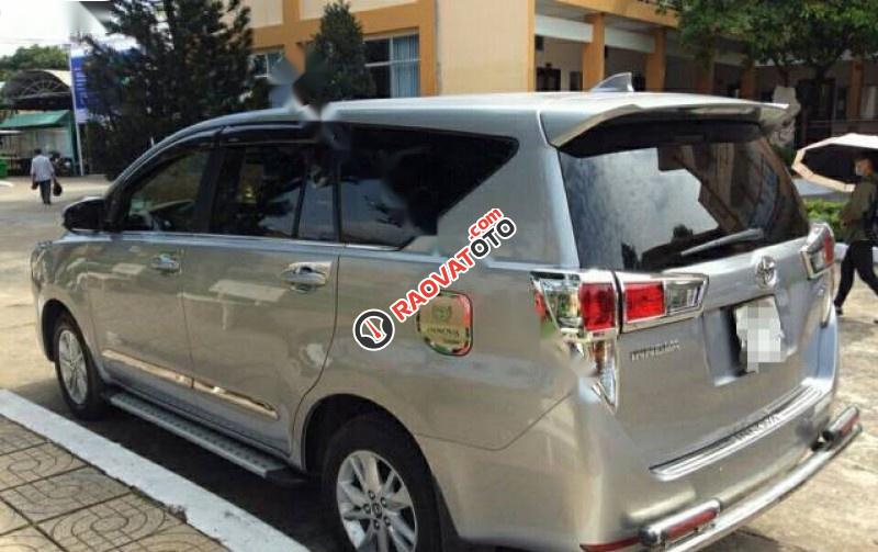 Cần bán lại xe Toyota Innova E đời 2017, màu bạc, 690tr-2