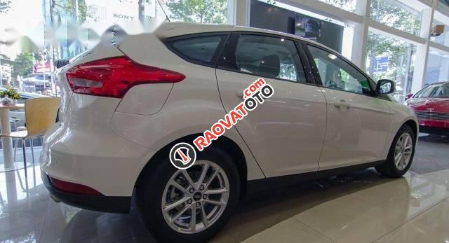 Bán xe Ford Focus đời 2017, màu trắng, 610 triệu-2