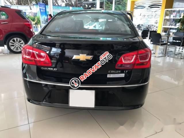 Cần bán xe Chevrolet Cruze đời 2017, màu đen, giá 589tr-0