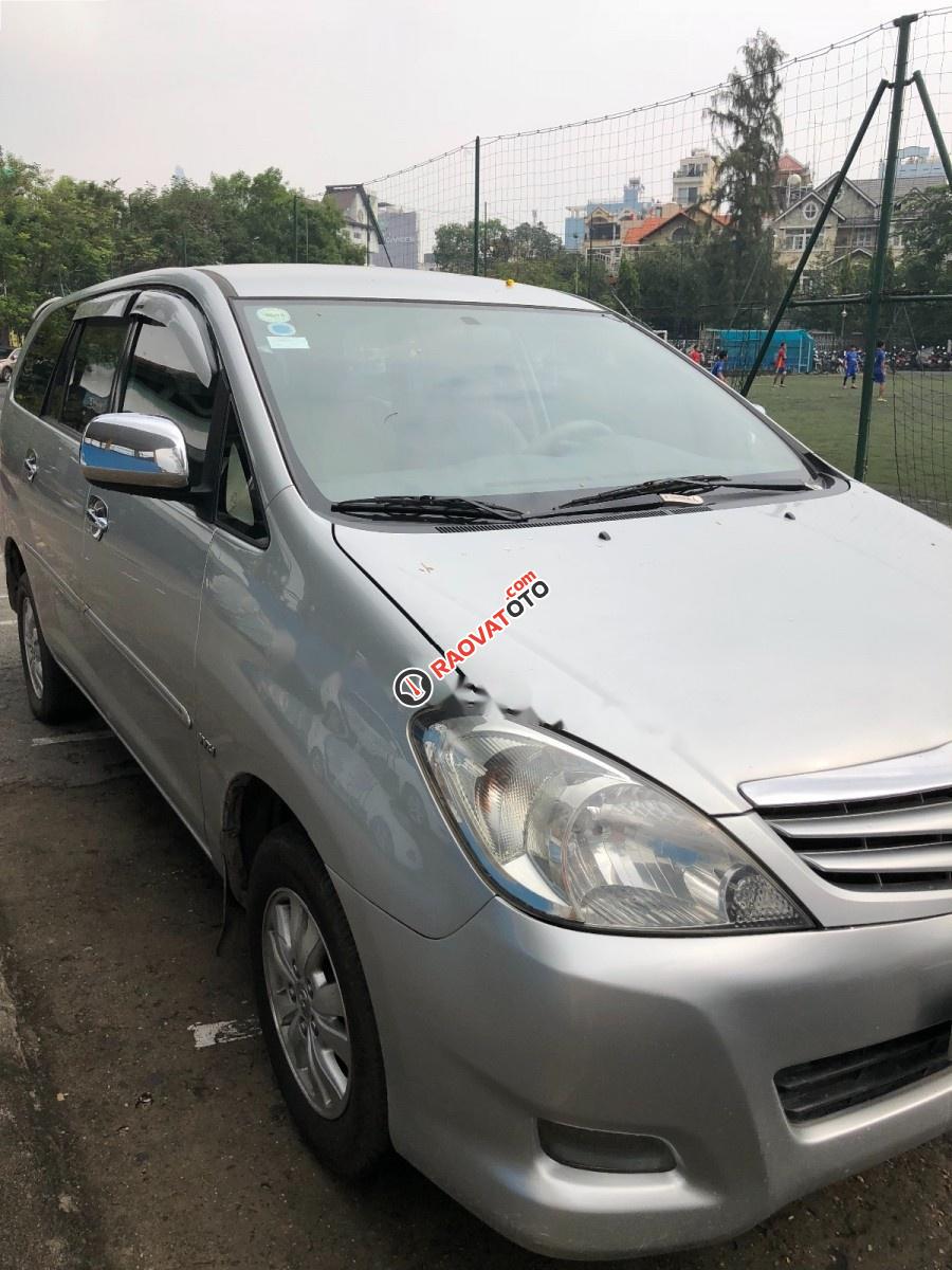 Cần bán lại xe Toyota Innova G đời 2011, màu bạc số sàn-5