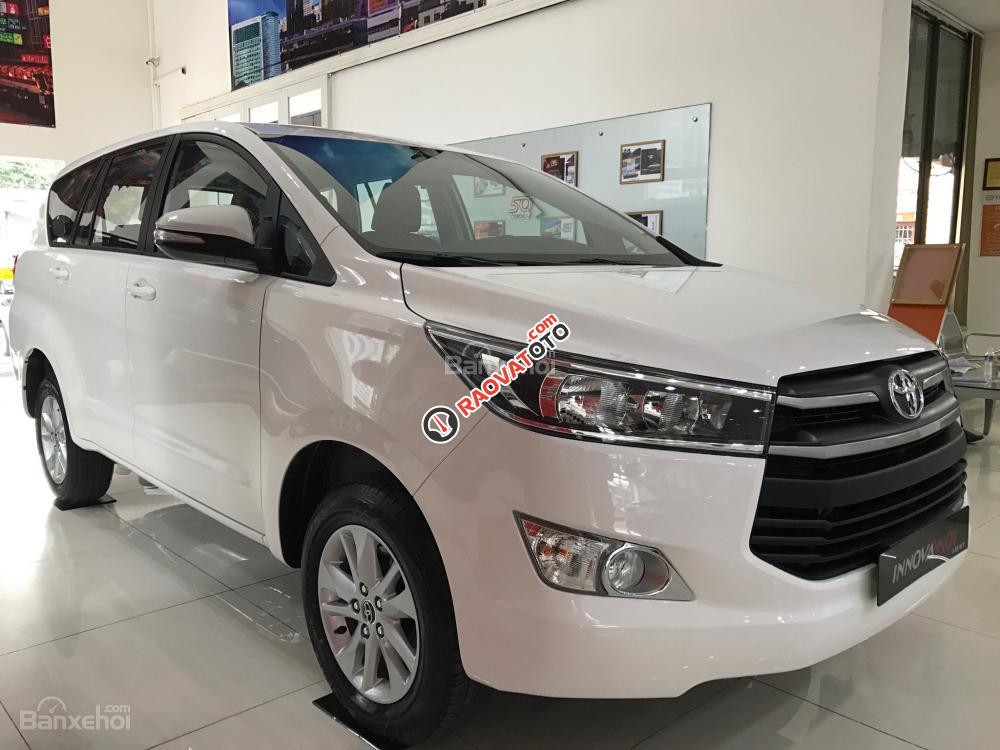 Bán Toyota Innova 2.0E đời 2017, màu trắng-1