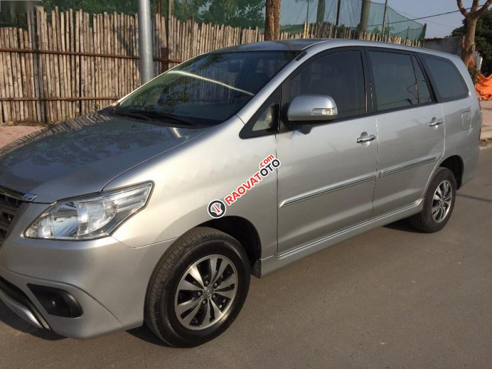 Bán Toyota Innova E đời 2016, màu bạc còn mới-1