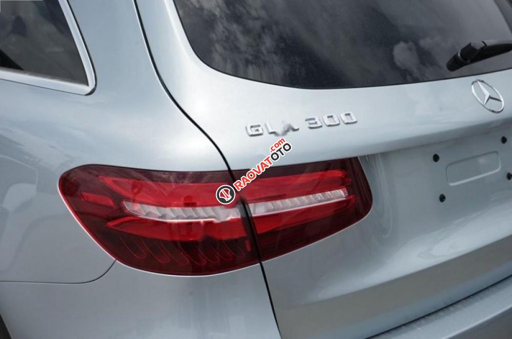 Cần bán xe Mercedes GLC 300 4Matic năm 2017, màu bạc-4