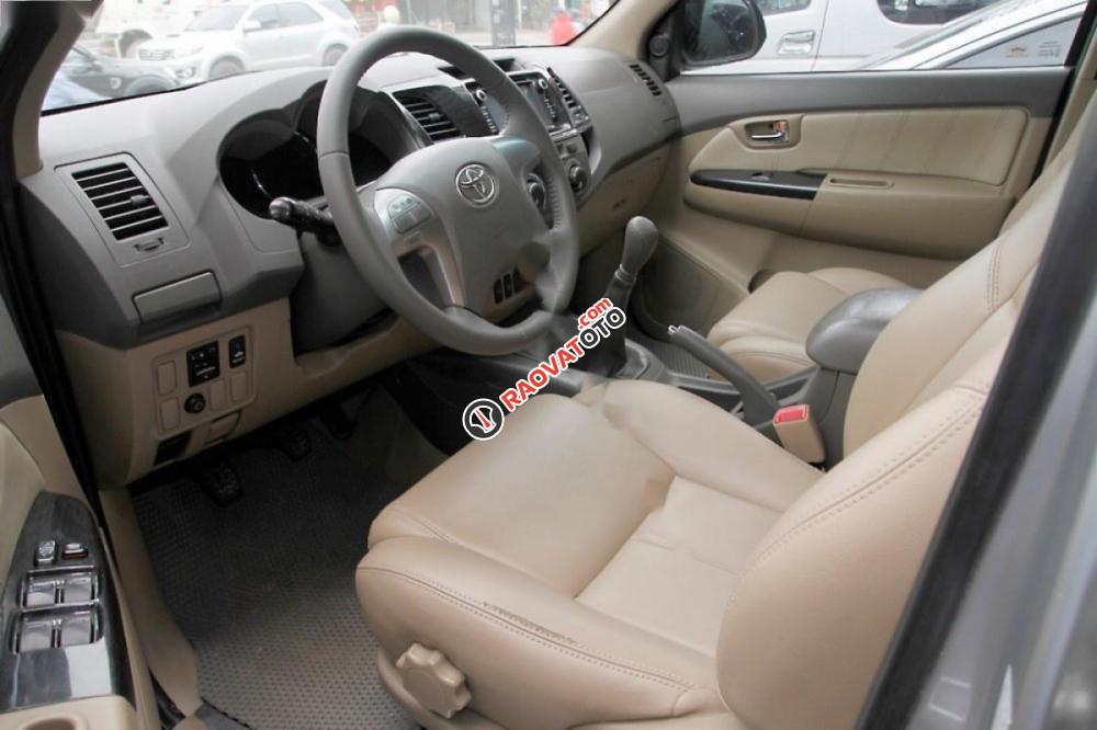 Bán Toyota Fortuner 2.7V 4x2 năm 2013, màu bạc  -3