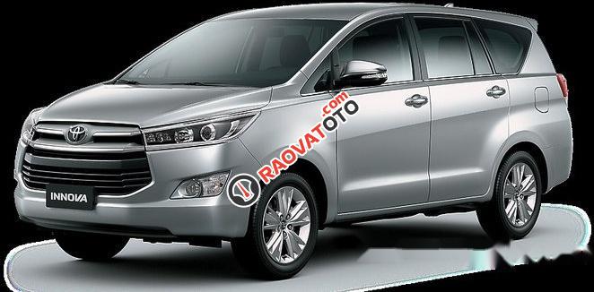 Cần bán xe Toyota Innova 2.0E đời 2017, màu bạc-0