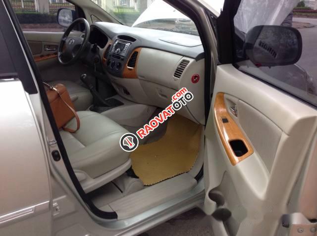 Cần bán xe Toyota Innova 2.0G đời 2011, màu bạc chính chủ, giá chỉ 410 triệu-3