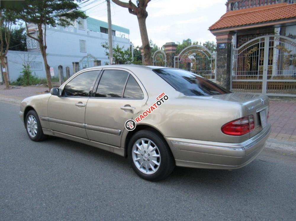 Bán xe Mercedes E240 AT 2000, màu vàng cát-1