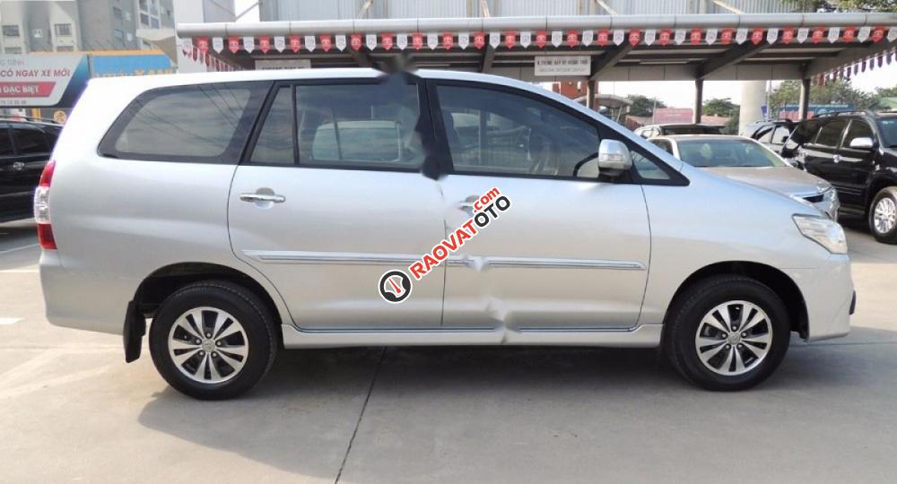 Bán Toyota Innova 2.0E đời 2016, màu bạc, số sàn-2