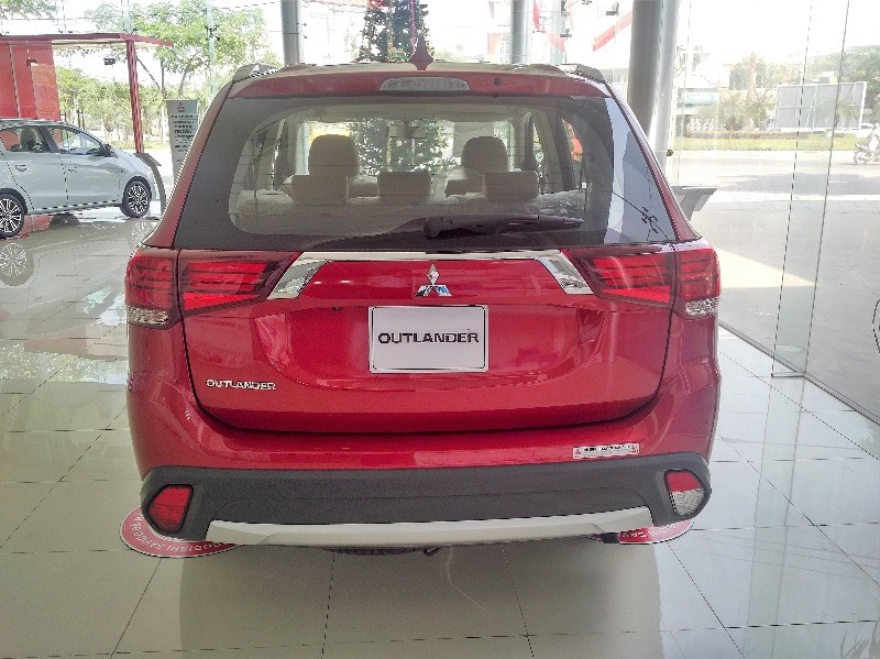 Cần bán xe Mitsubishi Outlander sản xuất 2017, màu đỏ, xe nhập-5