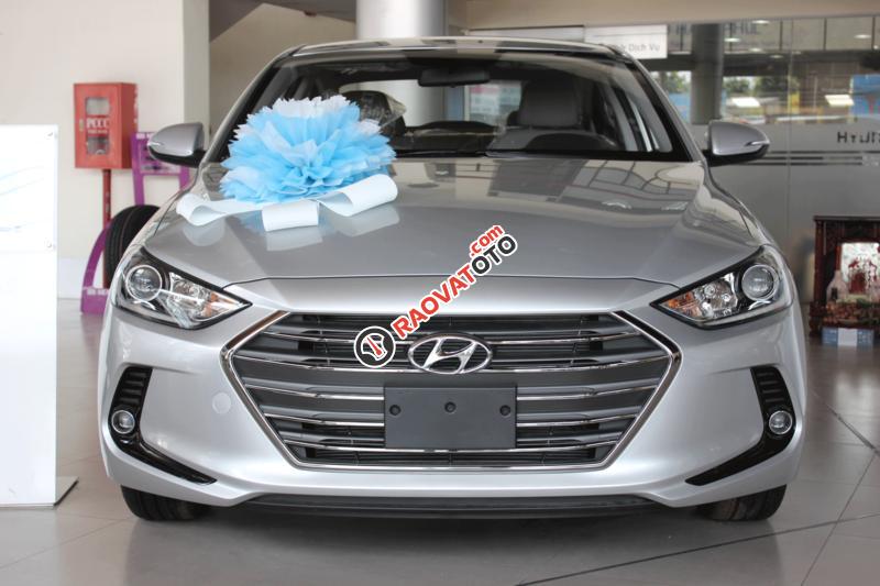 Bán xe mới Hyundai Elantra bản 1.6 MT, màu bạc, đời 2017. Hỗ trợ trả góp 85%, LH Hương 0902.608.293-0