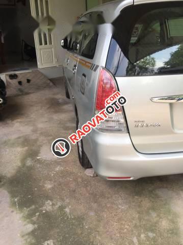 Bán Toyota Innova đời 2010, màu bạc-2