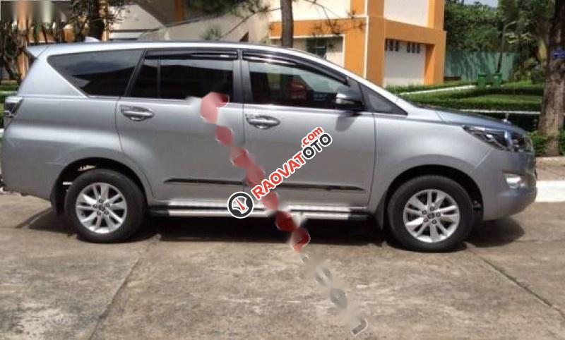 Cần bán lại xe Toyota Innova E đời 2017, màu bạc, 690tr-0