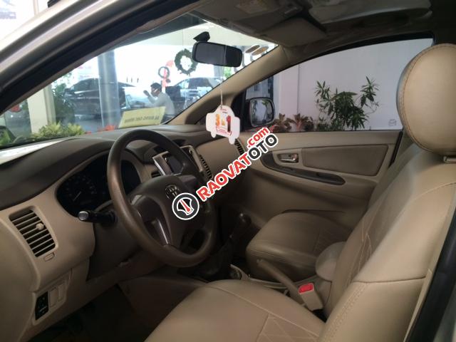 Bán Toyota Innova E đời 2014, màu bạc-2