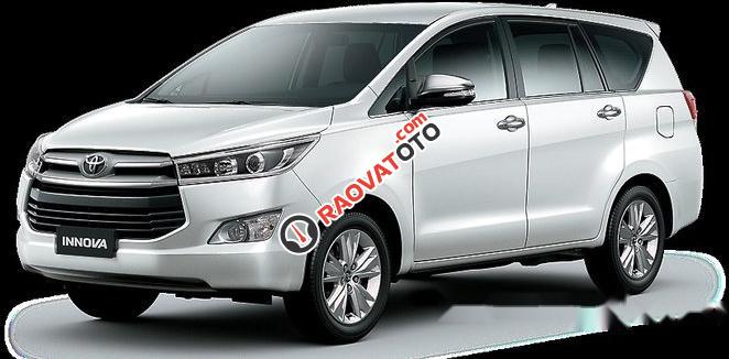 Cần bán xe Toyota Innova 2.0E đời 2017, màu bạc-0