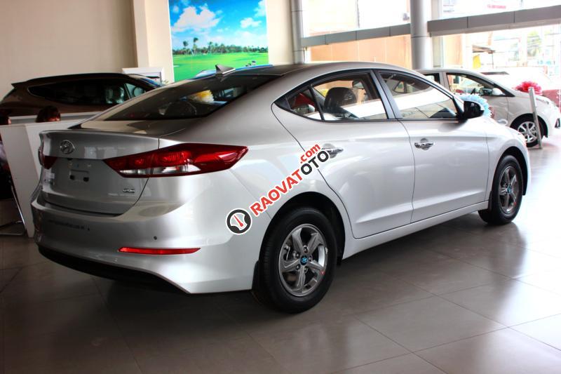 Bán xe mới Hyundai Elantra bản 1.6 MT, màu bạc, đời 2017. Hỗ trợ trả góp 85%, LH Hương 0902.608.293-2