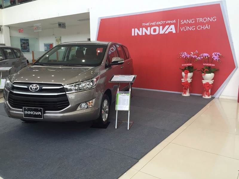 Bán ô tô Toyota Innova năm 2017, màu đỏ, xe nhập, giá tốt-4