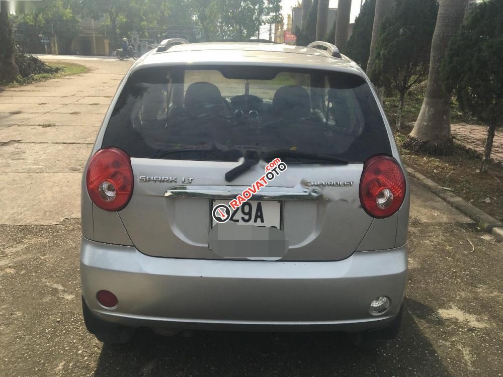 Bán Chevrolet Spark đời 2011, màu bạc như mới, giá tốt-4