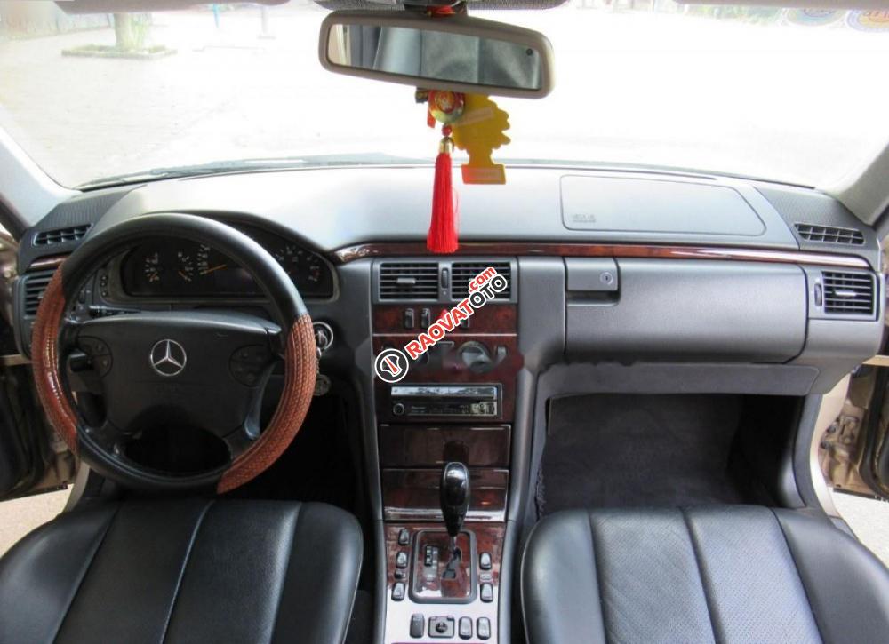 Bán xe Mercedes E240 AT 2000, màu vàng cát-0