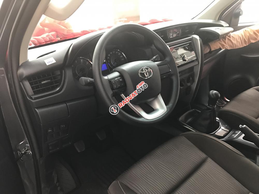 Bán xe Toyota Fortuner 2.4G đời 2017, màu xám (ghi), xe nhập-3