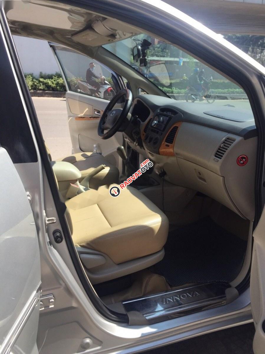 Bán xe Toyota Innova 2.0G đời 2011, màu bạc, giá tốt-8