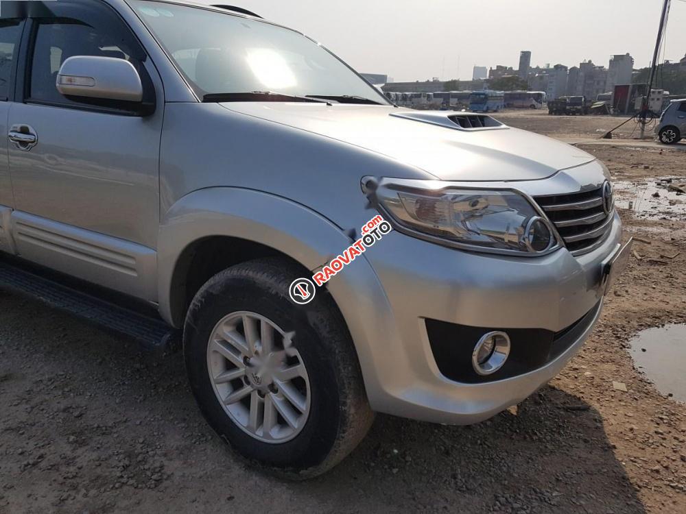 Cần bán xe Toyota Fortuner sản xuất 2012, màu bạc chính chủ-8