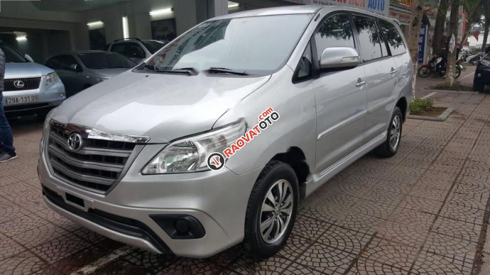 Cần bán Toyota Innova 2.0E đời 2015, màu bạc số sàn, giá 620tr-2