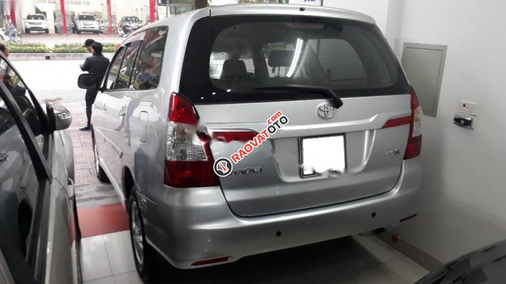 Bán Toyota Innova 2.0E đời 2010, màu bạc như mới, giá 472tr-2