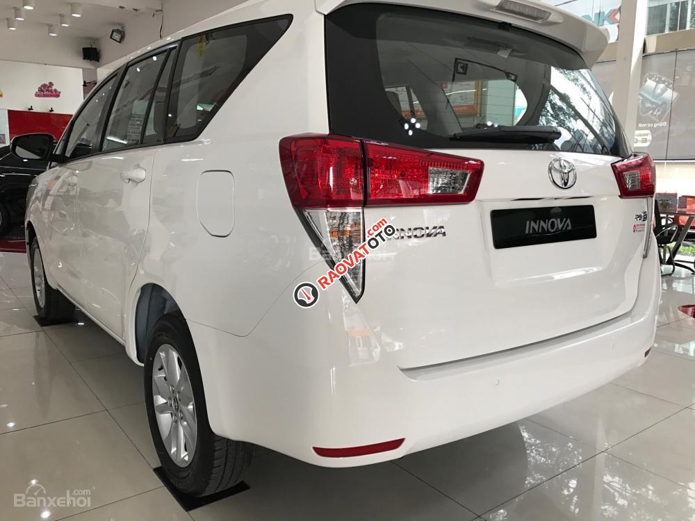 Bán Toyota Innova 2.0E đời 2017, màu trắng-3