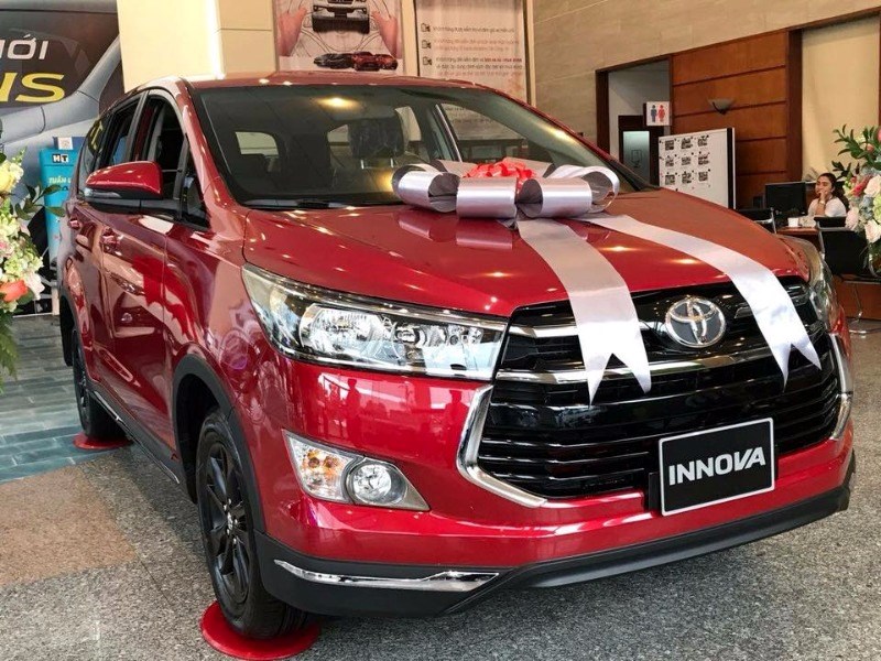 Cần bán xe Toyota Innova đời 2017, màu đỏ, nhập khẩu nguyên chiếc-1