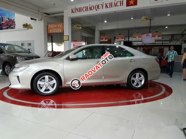 Bán Toyota Camry 2.5Q đời 2017, màu vàng-2