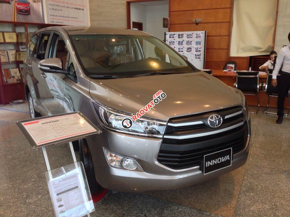 Toyota Vũng bán Toyota Innova 2.0E đời 2017, màu nâu-1