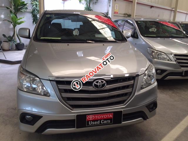 Bán Toyota Innova E đời 2014, màu bạc-0