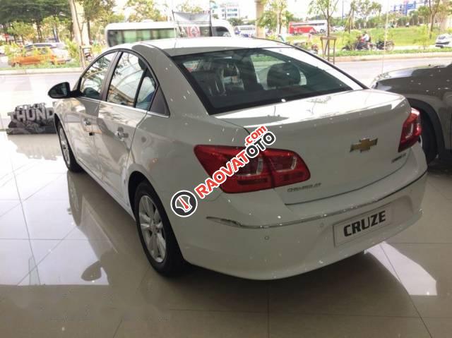 Bán Chevrolet Cruze đời 2017, màu trắng, giá tốt-1