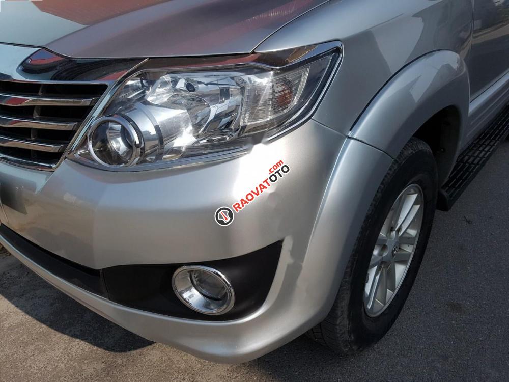 Cần bán xe Toyota Fortuner sản xuất 2012, màu bạc chính chủ-6