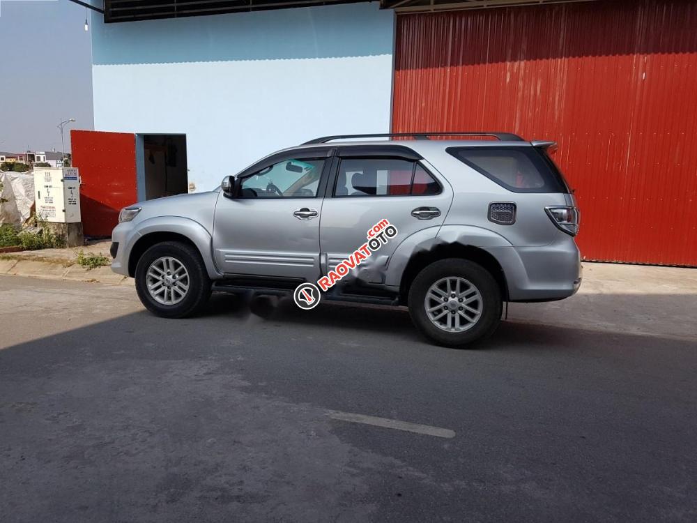 Cần bán xe Toyota Fortuner sản xuất 2012, màu bạc chính chủ-4