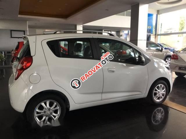 Bán ô tô Chevrolet Spark LT 2017, màu trắng, giá tốt-4