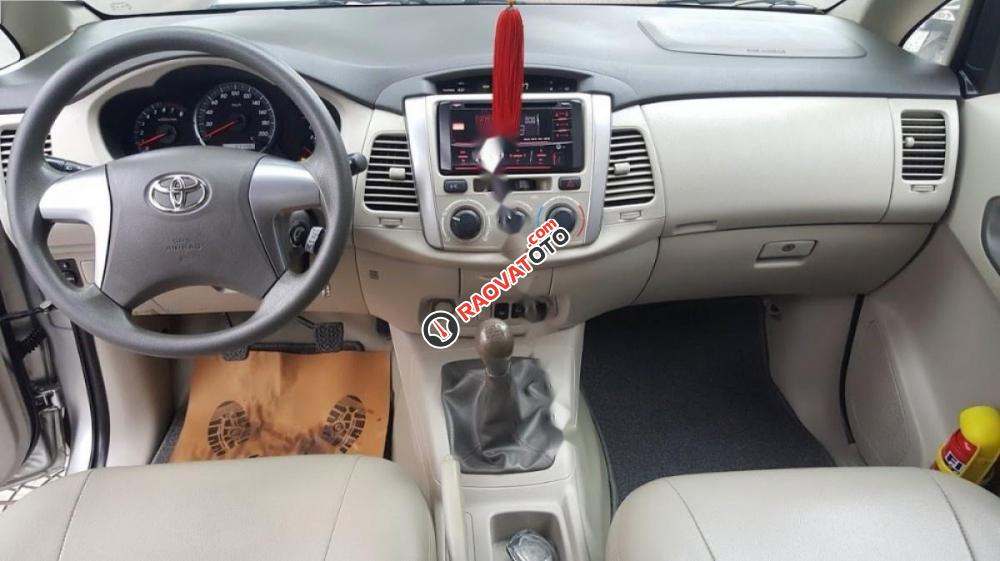 Cần bán Toyota Innova 2.0E đời 2015, màu bạc số sàn, giá 620tr-4