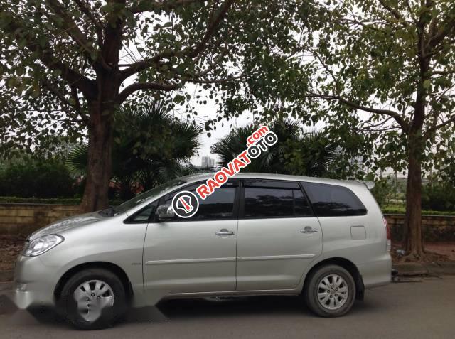 Cần bán xe Toyota Innova 2.0G đời 2011, màu bạc chính chủ, giá chỉ 410 triệu-5