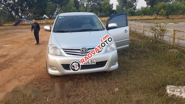 Cần bán lại xe Toyota Innova G đời 2010, màu bạc-0