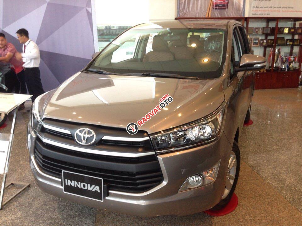 Toyota Vũng bán Toyota Innova 2.0E đời 2017, màu nâu-0