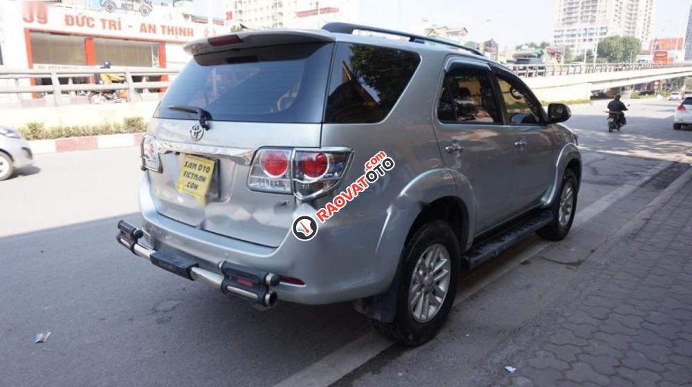 Bán Toyota Fortuner V đời 2013, màu bạc số tự động-2