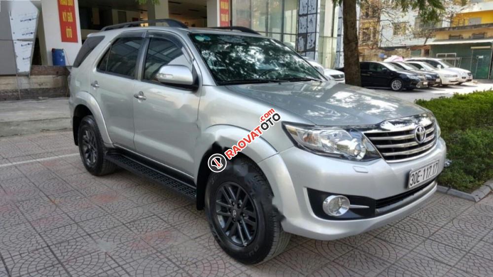 Cần bán xe Toyota Fortuner V 4x4 AT đời 2015, màu bạc còn mới, giá 825tr-0