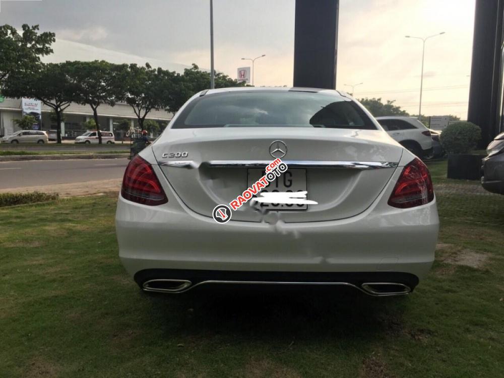 Cần bán gấp Mercedes C200 đời 2017, màu trắng-2