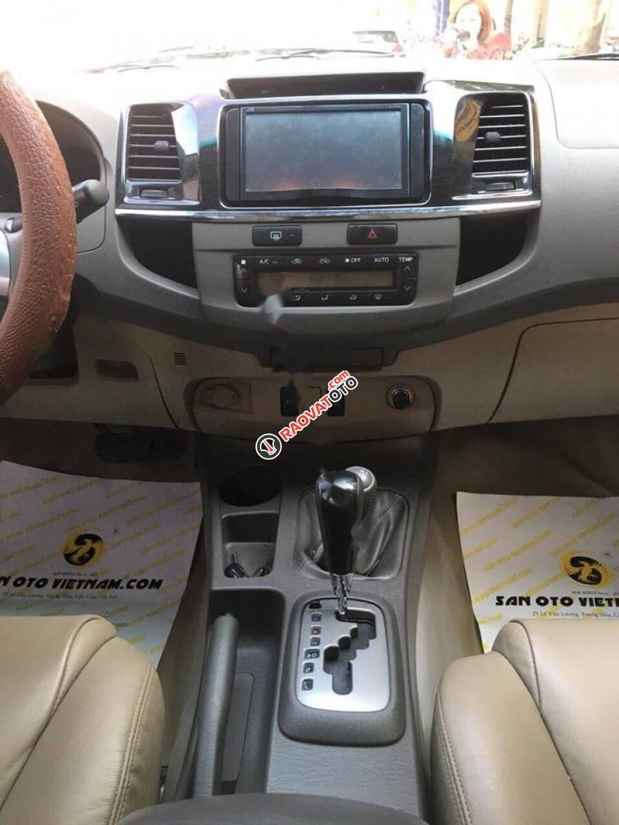 Bán Toyota Fortuner V đời 2013, màu bạc số tự động-4